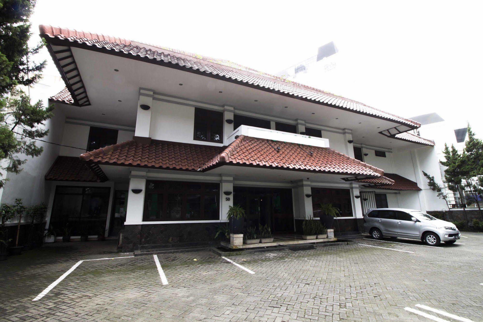 Hotel Reddoorz @ Dago Bandung Exterior foto