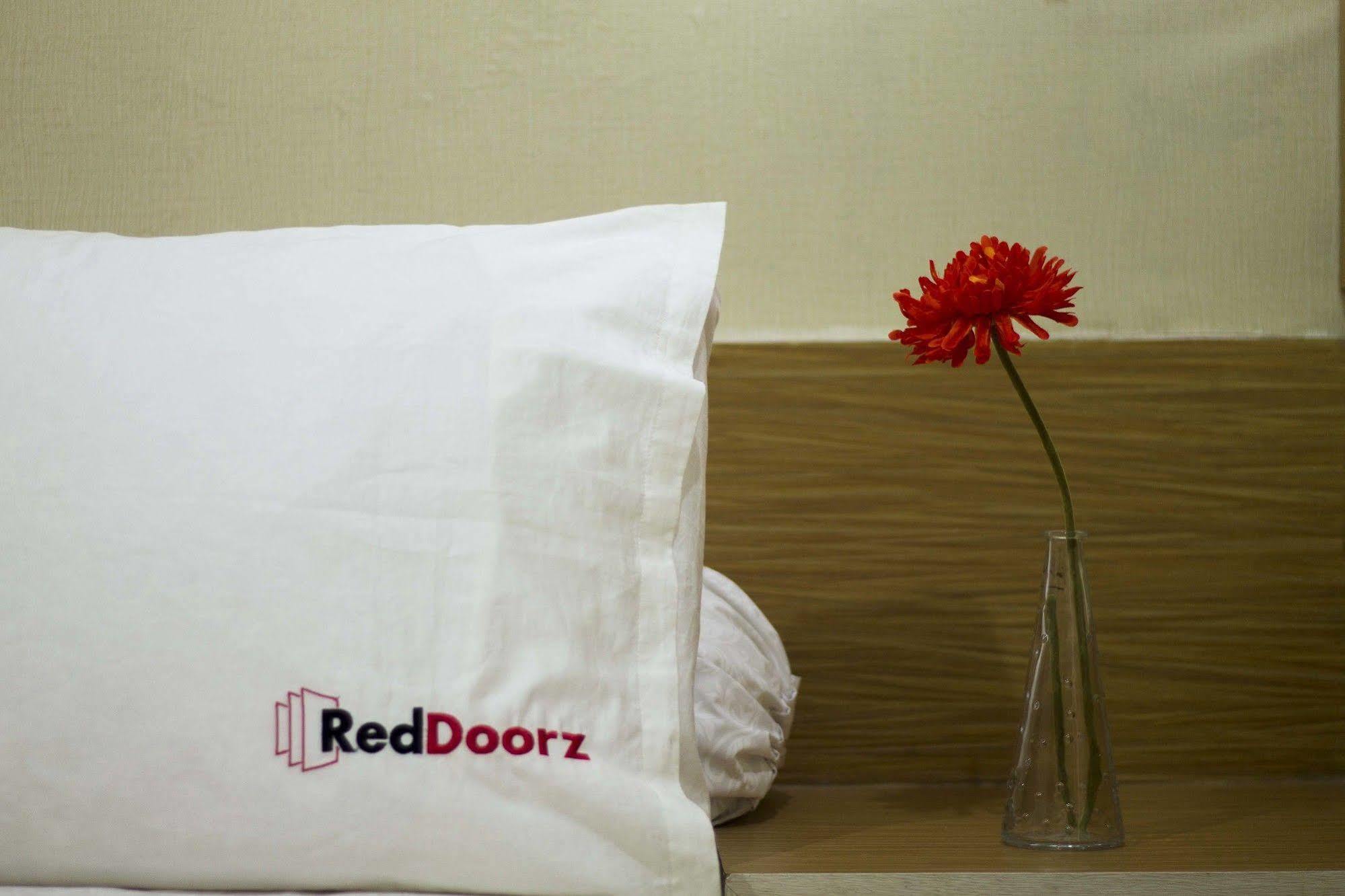 Hotel Reddoorz @ Dago Bandung Exterior foto