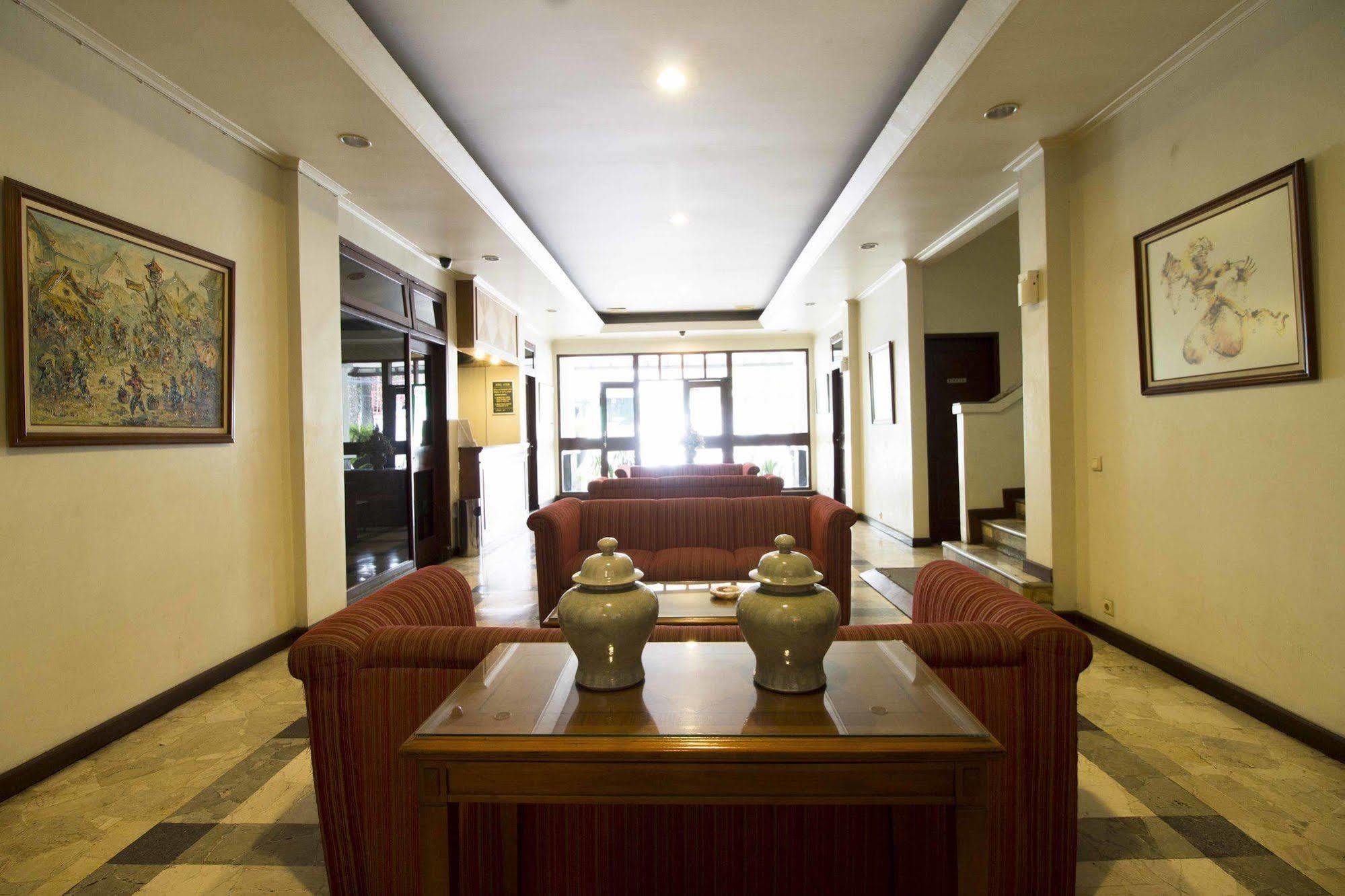 Hotel Reddoorz @ Dago Bandung Exterior foto